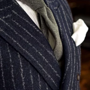 Granatowa marynarka w prążki